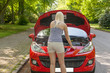 Das junge Mädchen mit dem roten Auto Das junge Mädchen mit dem roten Auto
