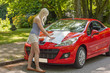Das junge Mädchen mit dem roten Auto Das junge Mädchen mit dem roten Auto