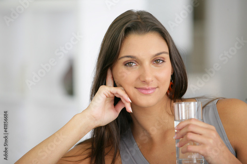 Foto: Young woman drinking a glass of water Young woman drinking a glass of water