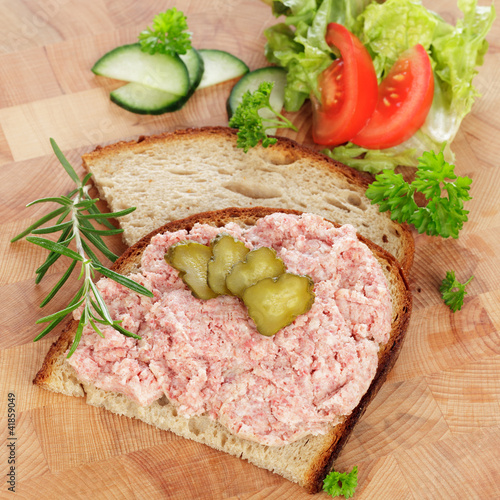 Foto: Brot mit Pfälzer Leberwurst Brot mit Pfälzer Leberwurst