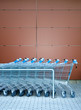 Einkaufswagen vor Wand