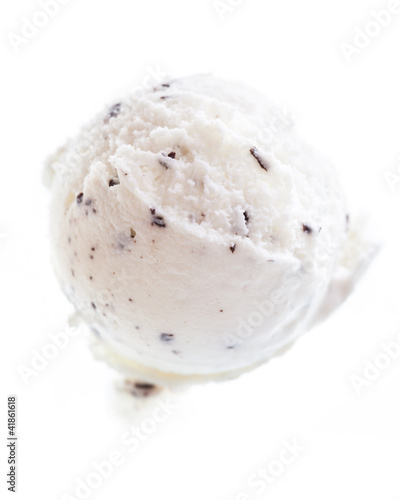 Foto: Eine Kugel Stracciatella von oben auf weißem Hintergrund Eine Kugel Stracciatella von oben auf weißem Hintergrund
