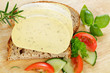 Brot mit Kräuterkäse