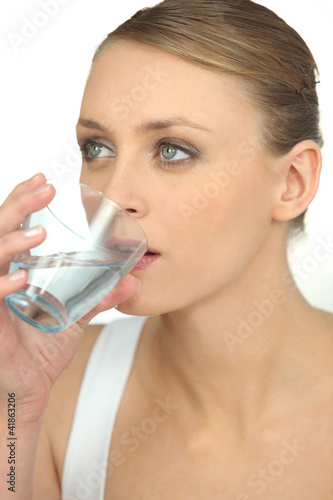 Foto: Woman drinking glass of water Woman drinking glass of water