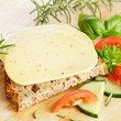 Brot mit Kräuterkäse