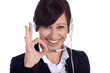 Hübsche Callcenter Service Dame zeigt lachend alles ok Hübsche Callcenter Service Dame zeigt lachend alles ok