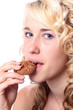 junge frau mit Schokokeks junge frau mit Schokokeks
