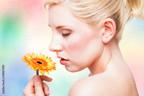 Foto: junge Frau mit Gerbera-Blüte junge Frau mit Gerbera-Blüte