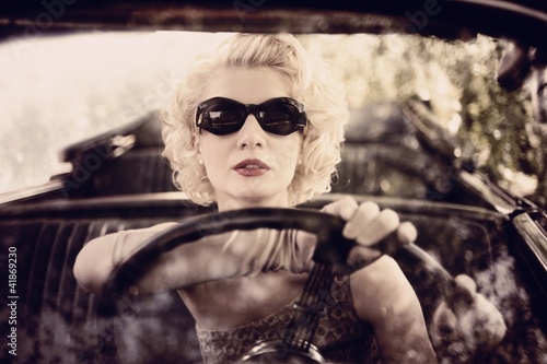 Obraz w ramie Retro woman behind steering wheel