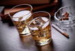 bicchieri di whisky, libri e sigarette