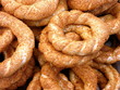 Simit mit Sesam auf einem Wochenmarkt in Istanbul Erenköy Simit mit Sesam auf einem Wochenmarkt in Istanbul Erenköy