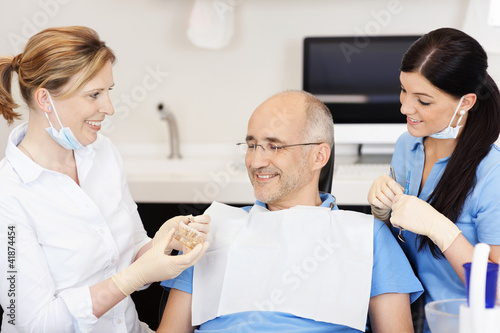Foto: zahnärztin berät einen patienten zahnärztin berät einen patienten