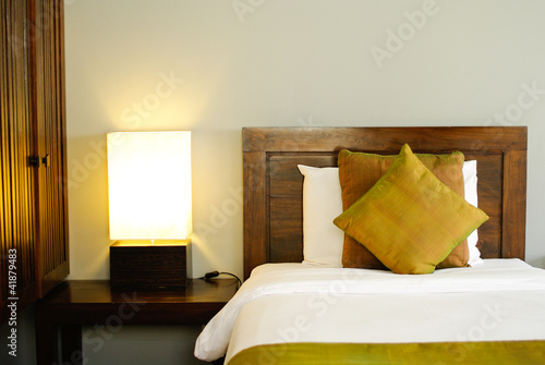 Foto: Bed in a hotel room at night Bed in a hotel room at night