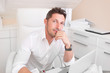 Positiv gestimmter Mitarbeiter Positiv gestimmter Mitarbeiter