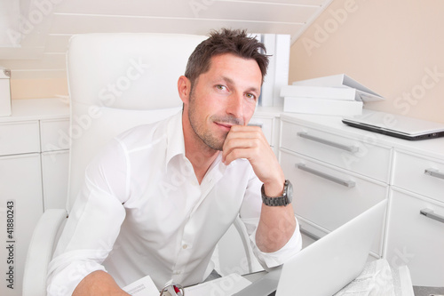 Photo: Positiv gestimmter Mitarbeiter Positiv gestimmter Mitarbeiter