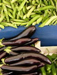Erbsen und Auberginen auf einem Wochenmarkt in Istanbul Erenköy Erbsen und Auberginen auf einem Wochenmarkt in Istanbul Erenköy