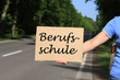 Tramper mit Schild Berufsschule