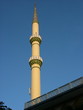 Minarett einer Istanbuler Moschee vor strahlend blauem Himmel Minarett einer Istanbuler Moschee vor strahlend blauem Himmel
