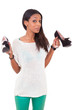 Foto: African american woman holding a high heel shoe in her hands African american woman holding a high heel shoe in her hands