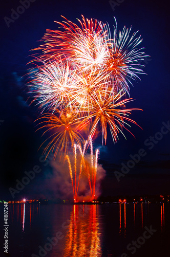 Foto: Colorful firework in a night sky Colorful firework in a night sky