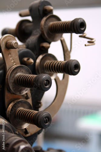 Photo: Alte Textilmaschine - Fadenbremse Alte Textilmaschine - Fadenbremse