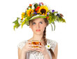 Foto: Beautiful girl in hat of flowers and cup of tea Beautiful girl in hat of flowers and cup of tea