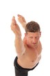 Man praktiziert die Ypga Pose Der Tänzer Man praktiziert die Ypga Pose Der Tänzer