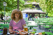 München hübsche Frau im Biergarten