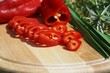 Gemüse und Kräuter auf einem Küchenbrett