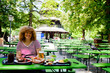 München hübsche Frau im Biergarten