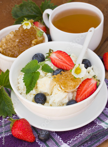 Foto: Cottage cheese with honey and berries Cottage cheese with honey and berries