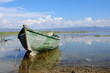 Foto: wooden boat on lake under beautiful blue sky wooden boat on lake under beautiful blue sky