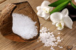 Kokosnuss mit Badesalz und Orchideen