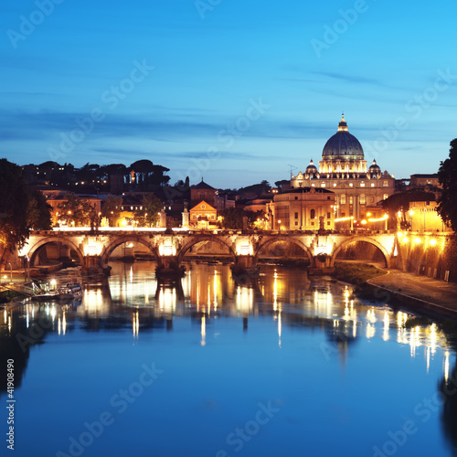 Foto: St. Peter's Basilica at night, Rome - Italy St. Peter's Basilica at night, Rome - Italy