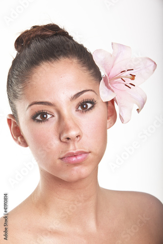 Foto: beautiful young woman with white lily beautiful young woman with white lily