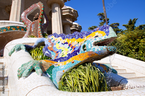 Foto: Dragon salamandra of gaudi in park guell Dragon salamandra of gaudi in park guell