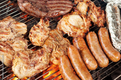 Foto: Meat on the barbecue grill Meat on the barbecue grill