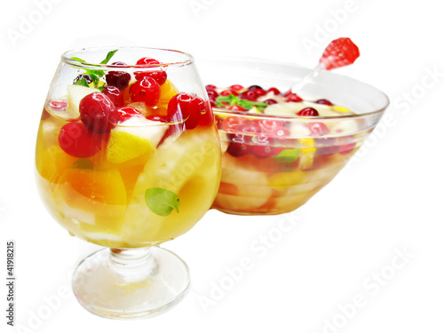 Foto: punch cocktail drink with fruit punch cocktail drink with fruit