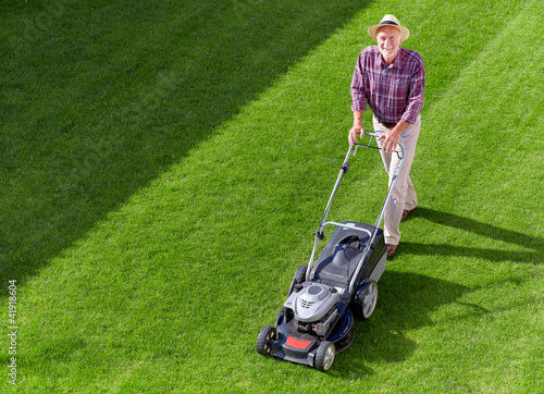 Foto: mowing senior man mowing senior man
