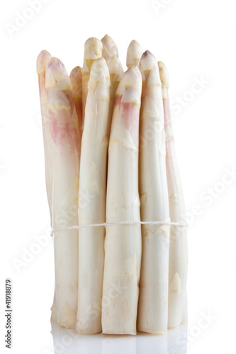 Photo: A bunch of white asparagus with a rope A bunch of white asparagus with a rope
