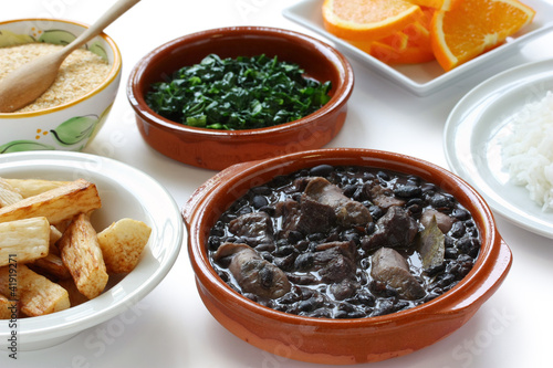 Foto: feijoada, black beans and meat stew, brazilian cuisine feijoada, black beans and meat stew, brazilian cuisine
