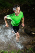 Jogger durchquert Bach Jogger durchquert Bach