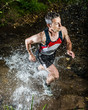 Jogger durchquert Bach Jogger durchquert Bach