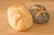 Mohnbrötchen und Sesambrötchen