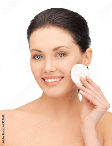 Foto: beautiful woman with cotton pad beautiful woman with cotton pad