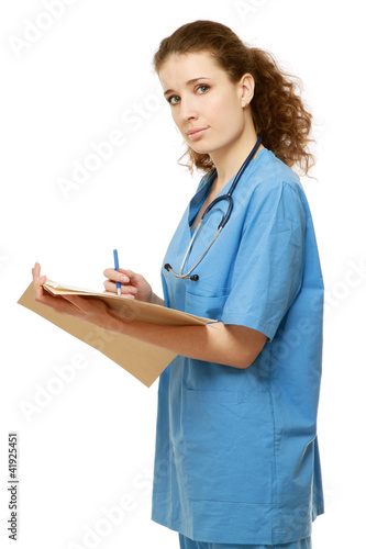 Foto: A female doctor making notes, isolated on white A female doctor making notes, isolated on white