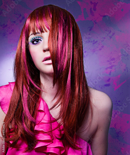 Foto: Frau mit modischem, buntem Haarschnitt / haircolors-03 Frau mit modischem, buntem Haarschnitt / haircolors-03