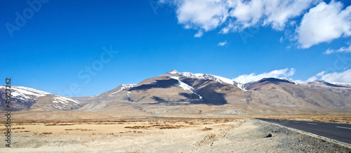 Foto: yellowish mountain road view in tibet yellowish mountain road view in tibet