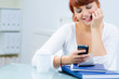 Foto: studentin schreibt eine sms studentin schreibt eine sms