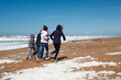 Photo: Famille courant sur la plage Famille courant sur la plage